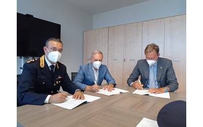 Immagine: Firma accordo cyber crimine