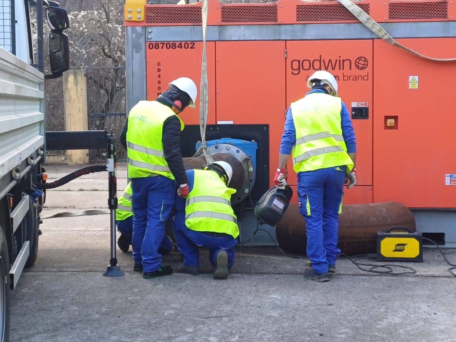 Immagine: Tecnici sollevamento Govossai Fonni